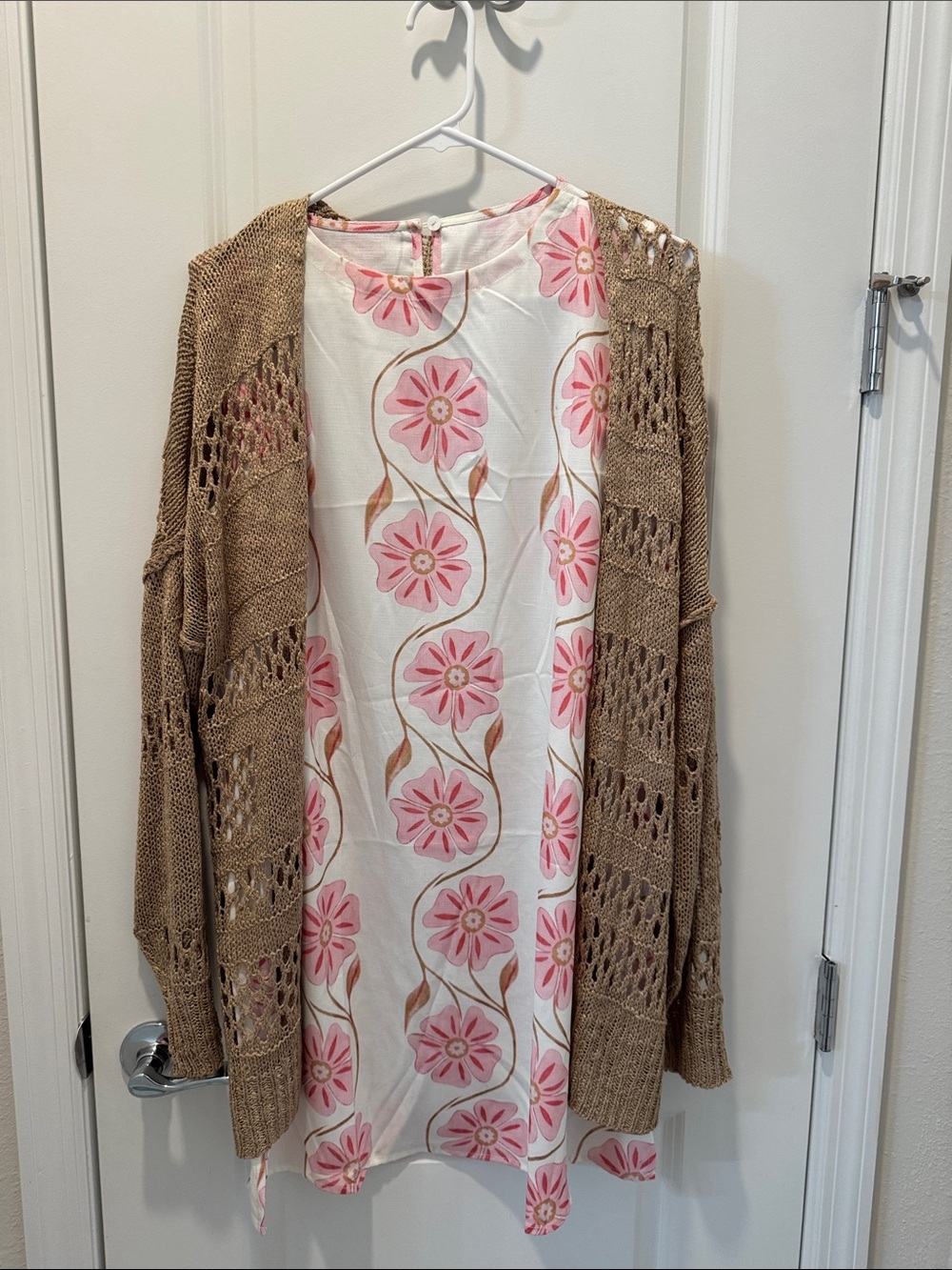 Sleeveless Floral Shift Dress in Cream and Pink - Picture 4 of 4
